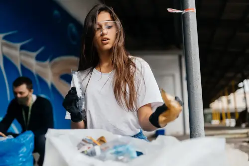 mujer-joven-clasificacion-de-basura-concepto-de-reciclaje-cero-desperdicio